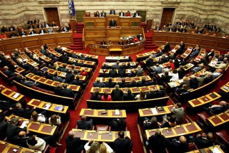 Ψήφος εμπιστοσύνης με βολές κατά ριπάς