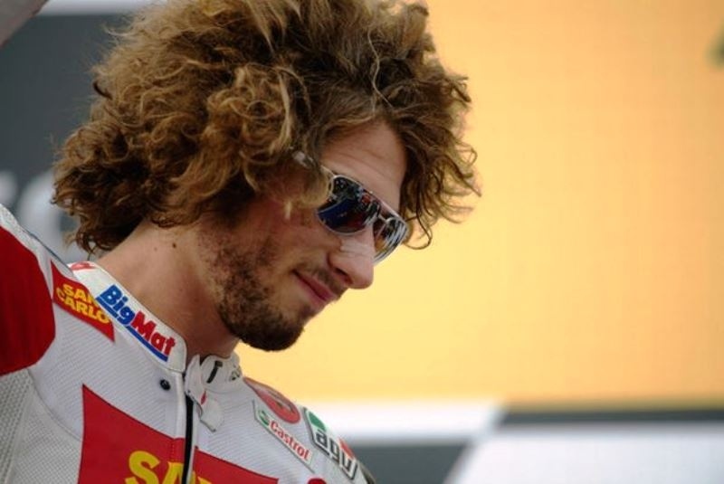 Moto GP: Ένας γύρος στην μνήμη του Σιμοντσέλι (video)