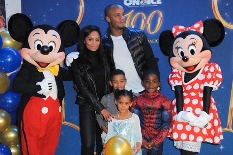 Μάντσεστερ Σίτι: Πόζαραν με Μίκι και Μίνι Μάους (photos)