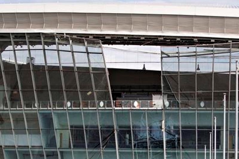 Από θαύμα σωτηρία κοπέλας σε νέο βομβαρδισμό του γηπέδου της Σαχτάρ (video+photos)