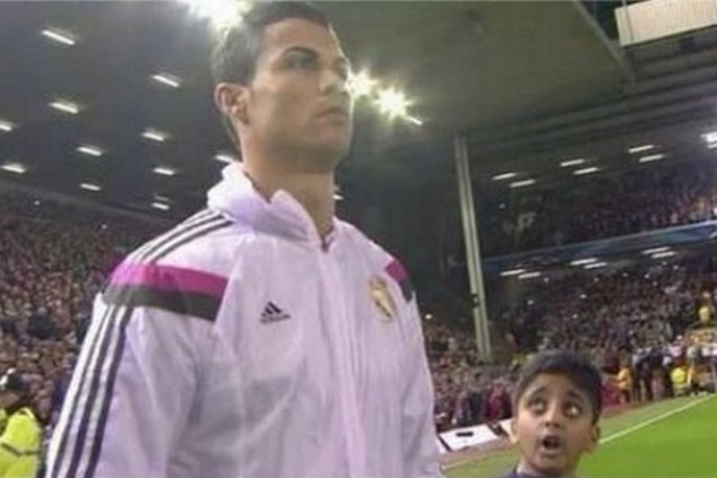 Κριστιάνο Ρονάλντο: Παιδί τον κοιτάει με ανοικτό το στόμα! (photo)