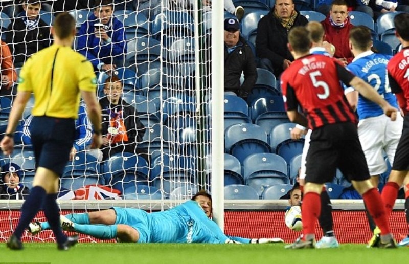 Τραυματισμός σοκ του γκολκίπερ της Ρέιντζερς (video+photos)