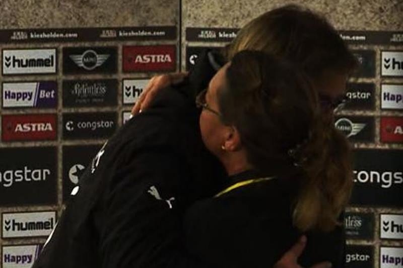 Μπορούσια Ντόρτμουντ: Γυναίκα έδειξε την αγάπη της στον Κλοπ (video)