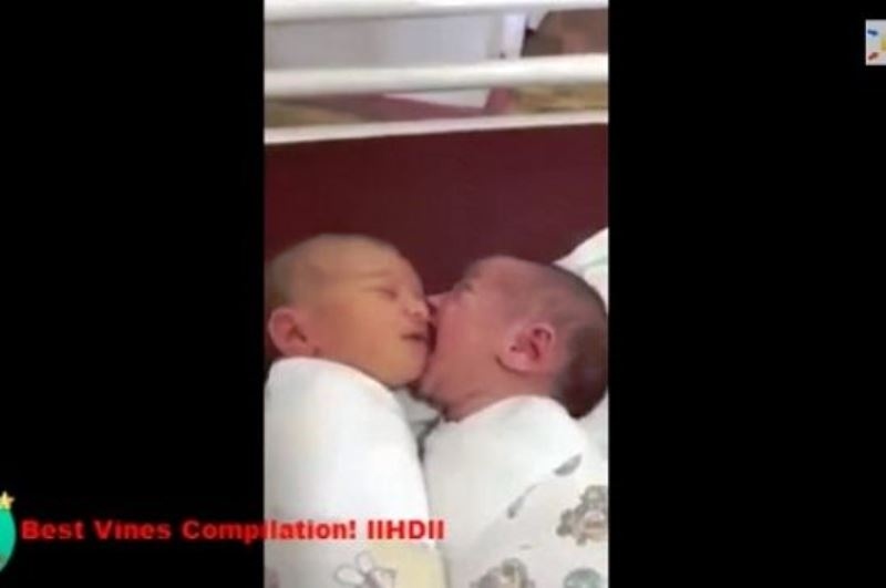 Το βίντεο που έγινε viral-Δεν πάει ο νους σας τι κάνει το ένα μωρό στο άλλο! (βίντεο)