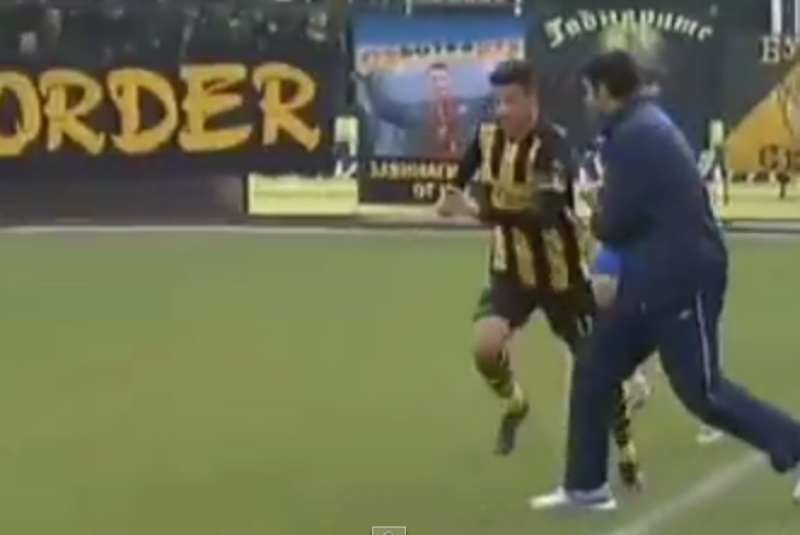 Προπονητής ... μάρκαρε παίκτη  στη Βουλγαρία (video)