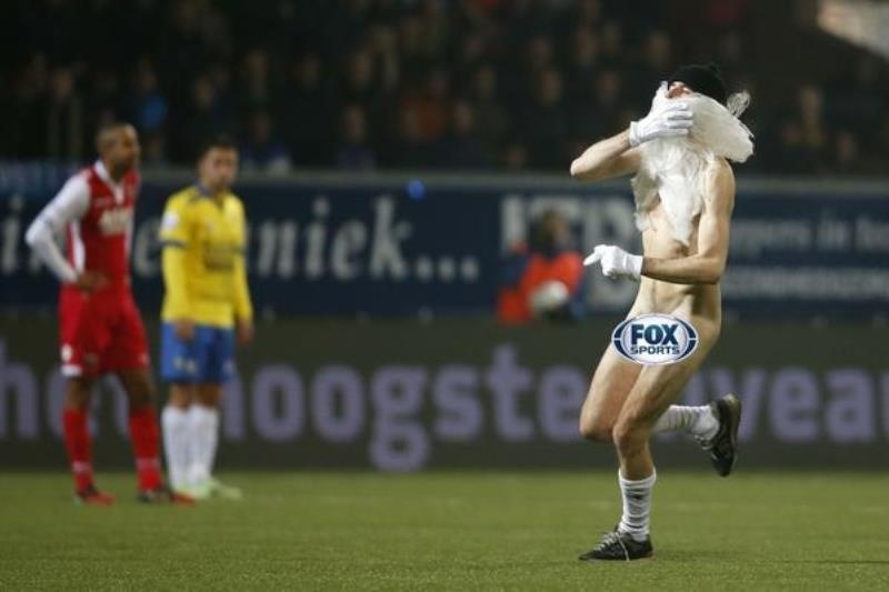 Γυμνός - εισβολέας Αϊ Βασίλης  στο γήπεδο της  Καμπούρ (videos)