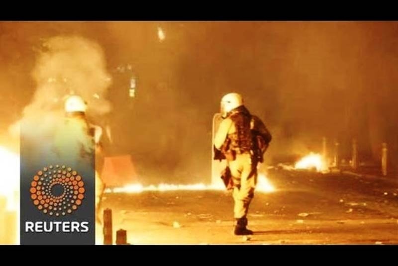 Νέο Βίντεο – σοκ με άνδρα της Ελληνικής Αστυνομίας!