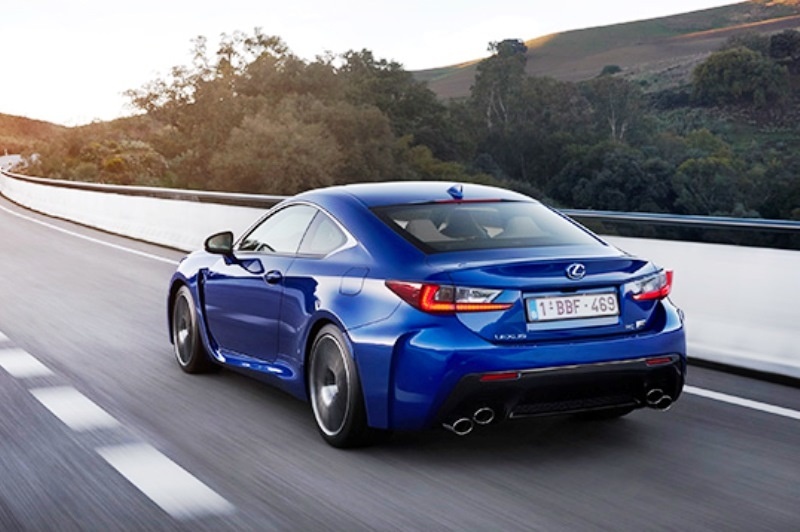 Το Lexus RC F εισβάλει στα.... χωράφια της Μ4 (vid)