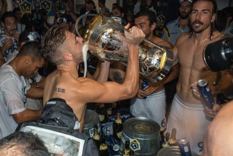 Ποτάμια σαμπάνιας και μπύρας στα αποδυτήρια των Γκάλαξι (video)