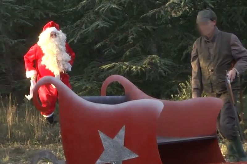 «Ντου» Άγιου Βασίλη σε κυνηγό! (video)