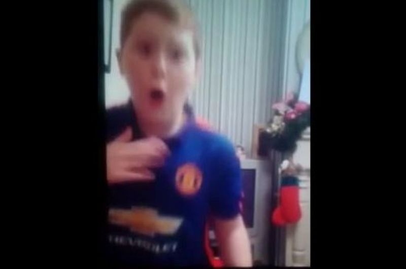 Απίστευτη αντίδραση μικρού οπαδού της Γιουνάιτεντ στο χριστουγεννιάτικο του δώρο (video)