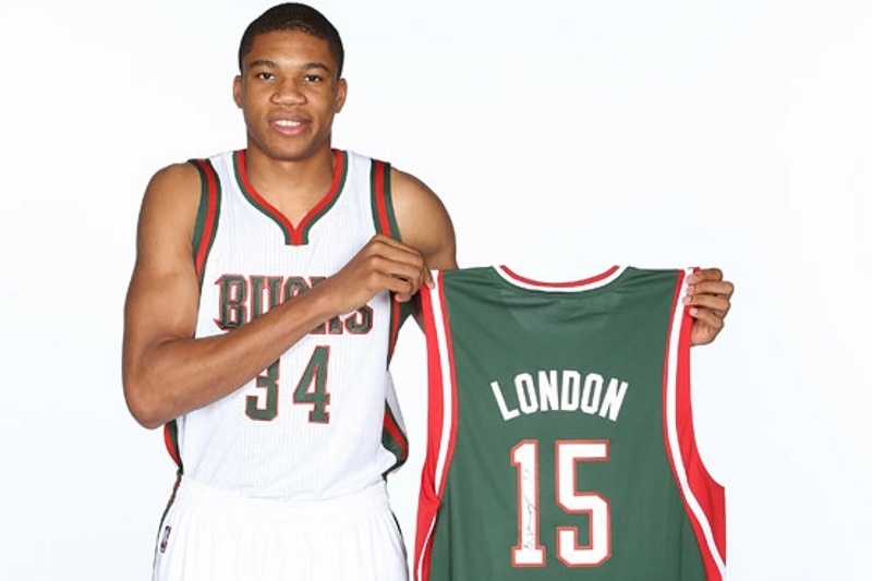 Μιλγουόκι Μπακς: Μιλάει με Πίπεν, Ολάζουον και Μουτόμπο ο Αντετοκούνμπο