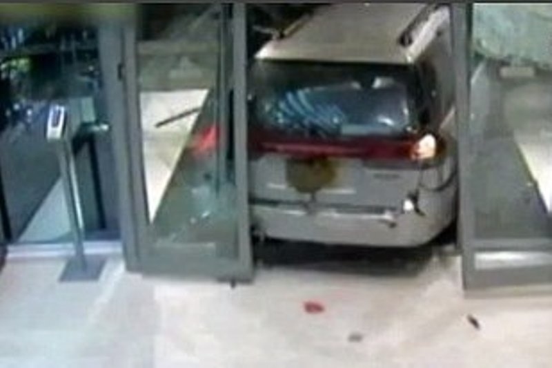 Ρεντ Μπουλ: Ντοκουμέντα από τη ληστεία των 60 τροπαίων (photos+videos)