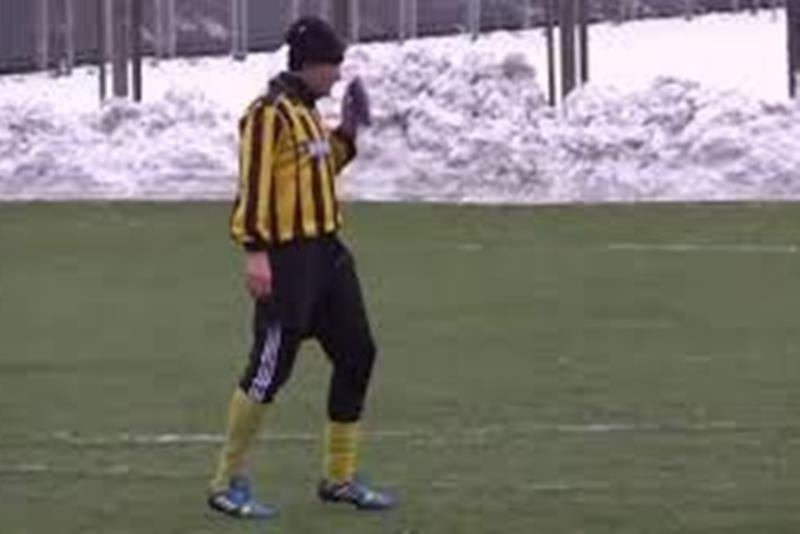 Ένας  κολλημένος με το… κινητό  παίκτης (video)