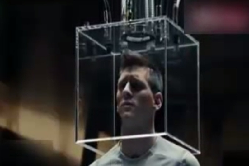 Έβαλε το κεφάλι του σε γυάλινο … κουτί ο Μέσι (video)