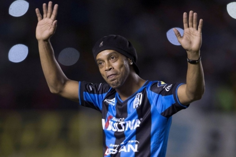 Σύλληψη εισβολέα λάτρη του  Ροναλντίνιο (video)