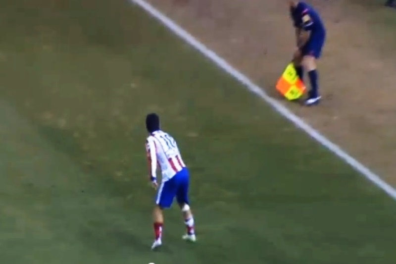Ατλέτικο Μαδρίτης – Μπαρτσελόνα: Πέταξε το παπούτσι του στον επόπτη ο Τουράν (video)