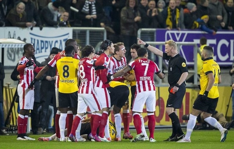 Αϊντχόφεν: Αποβολή ρεκόρ σε 29’’  για τον  Βίλεμς (video)