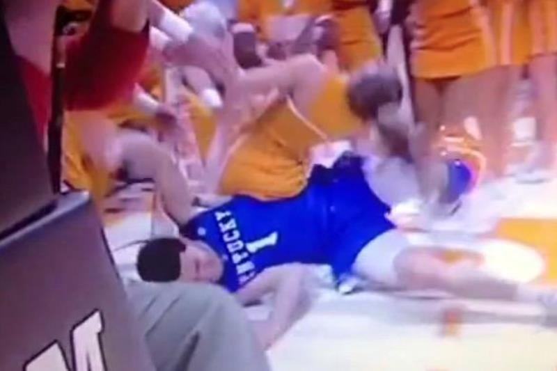 NCAA: Παίκτης πήγε να κόψει στα... δύο μια μαζορέτα! (video)