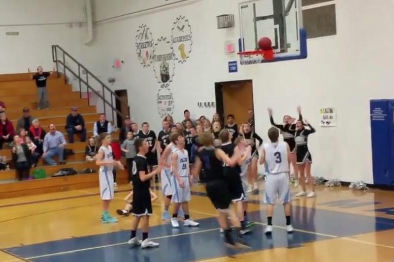 ΗΠΑ: Μη σου τύχει αυτό όταν θέλεις να βάλεις το νικητήριο καλάθι! (video)