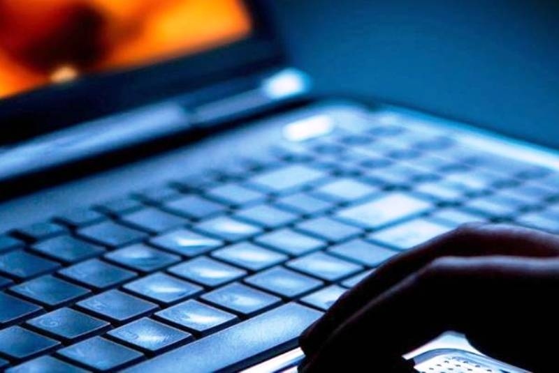 Κύκλωμα εξαπατά γυναίκες και αποσπά γυμνές φωτογραφίες και βίντεο