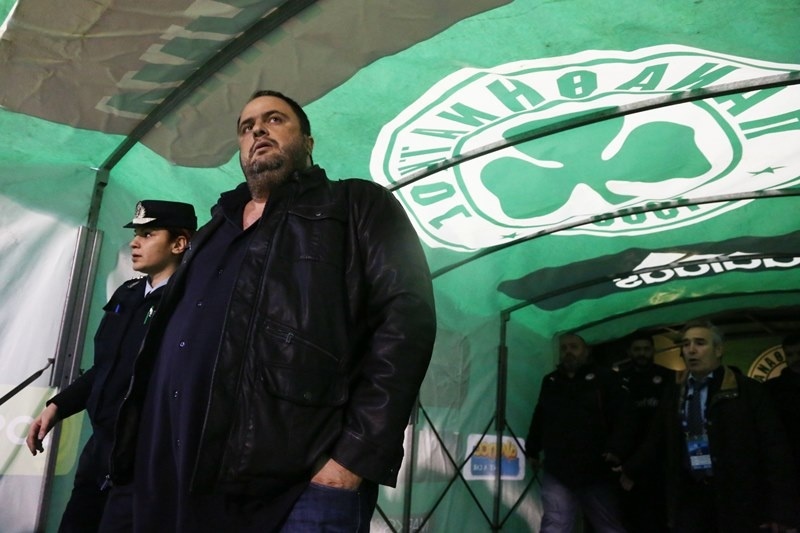 Παναθηναϊκός – Ολυμπιακός: Καπνογόνα στον Μαρινάκη