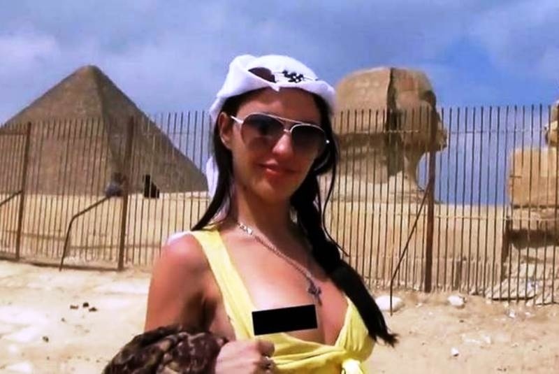 Αίγυπτος: Προρνοστάρ γύρισε «ροζ» video στις πυραμίδες (video)