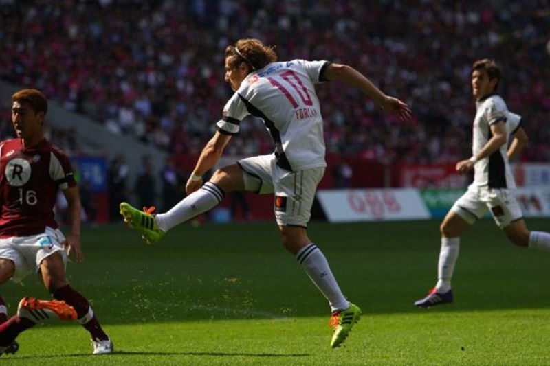 Μαγική γκολάρα ο Φορλάν (video)