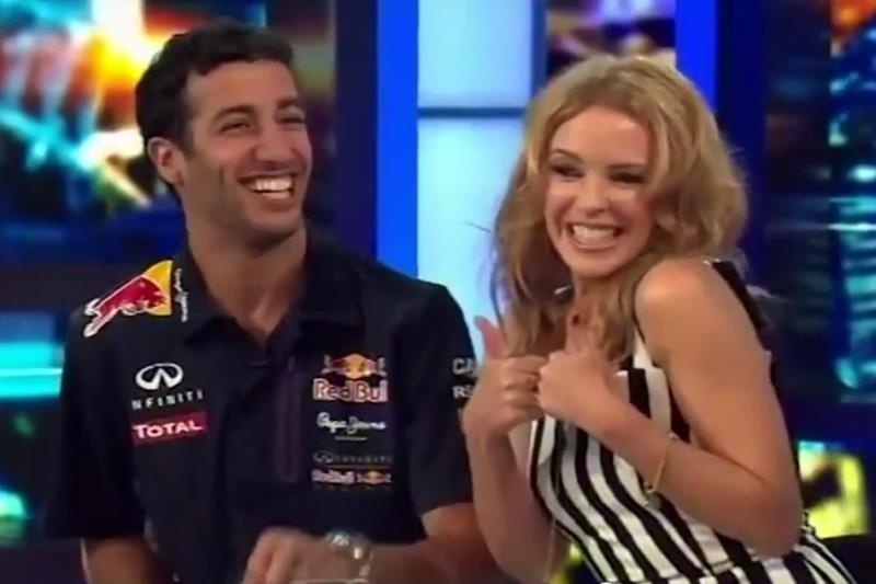 Ρεντ Μπουλ: Του… έφεξε του Ρικιάρντο με θαυμάστρια την... Κάιλι Μινόγκ! (video)