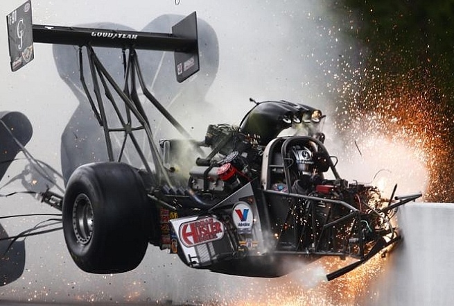 Σοκαριστικό ατύχημα σε αγώνα Dragster (video)