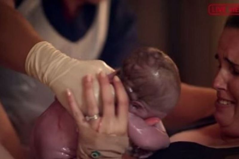 Μπορεί να τους χώριζαν 4.000 χιλιόμετρα αλλά αυτός ο μπαμπάς κατάφερε να παρακολουθήσει τη γέννηση του γιου του (βίντεο)