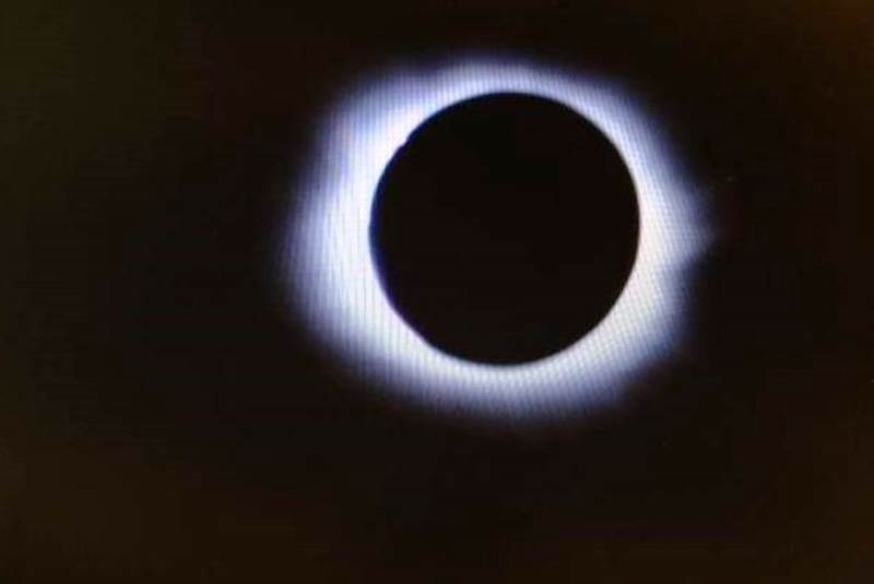 BBC: Η στιγμή της ολικής έκλειψης