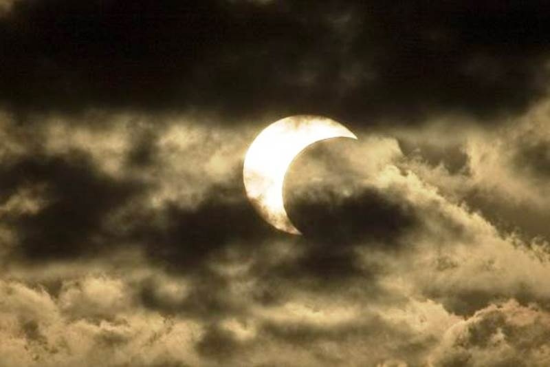 Καιρός: Μερική έκλειψη ηλίου με σύννεφα, τοπικές βροχές και πτώση της θερμοκρασίας.