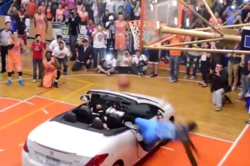 Μεξικό: Ήθελε να καρφώσει πάνω από αυτοκίνητο και... τράκαρε στο καλάθι! (video)