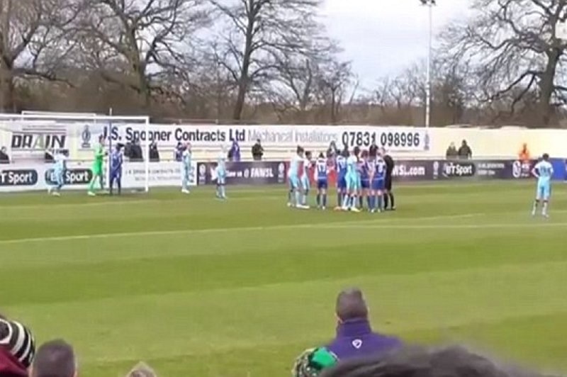 Αγγλία: Έπεσαν  χοντρά… μπουκέτα σε αγώνα του γυναικείου πρωταθλήματος (video)