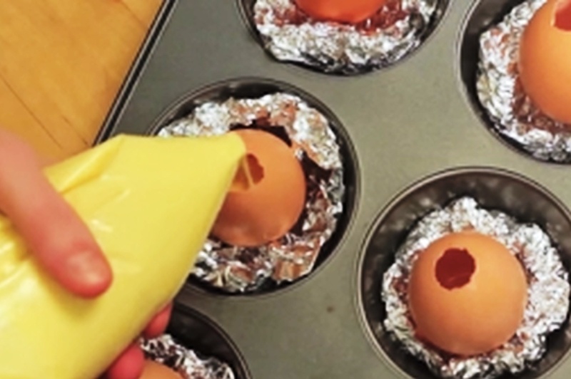 Σε άδειο αυγό ρίχνει μίγμα κέικ – Δεν φαντάζεστε τι γίνεται στη συνέχεια… (video)
