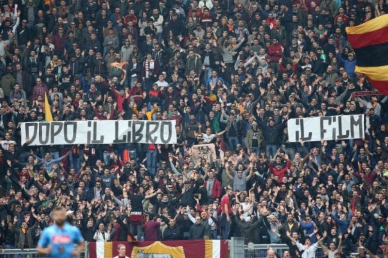 Αλγεινά πανό από τους τιφόζι της Ρόμα (photos)