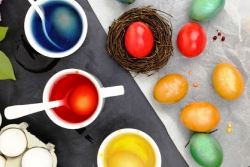 Συνταγές για να βάψεις τα αβγά με υλικά από την κουζίνα σου