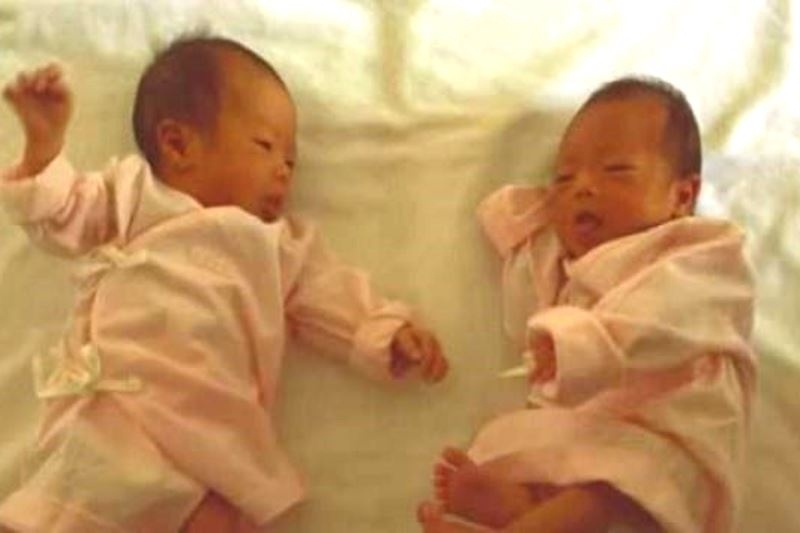 Τις χώρισαν στη γέννα και γνωρίστηκαν τυχαία μετά από 25 χρόνια (βίντεο)