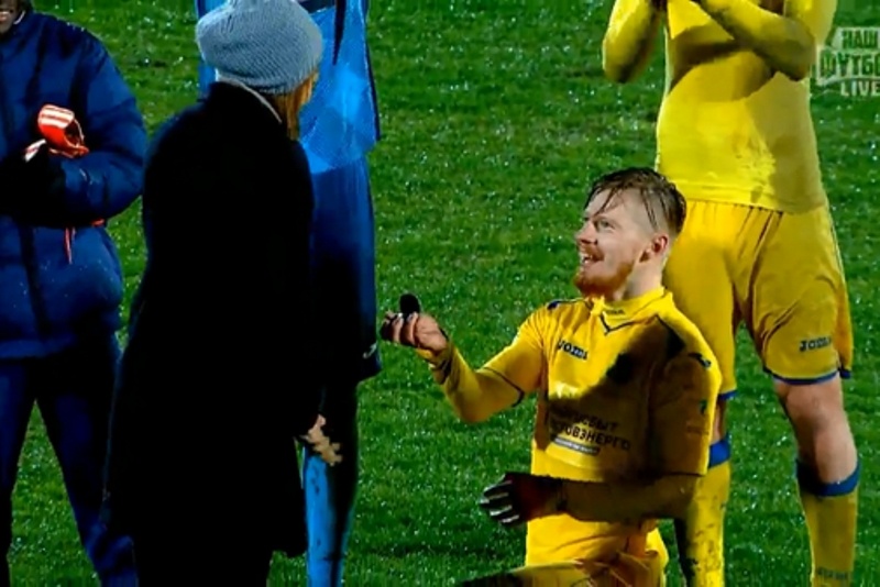 Ροστόφ: Πρόταση γάμου εντός αγωνιστικού χώρου ο Νοβοσέλτσεφ (video)