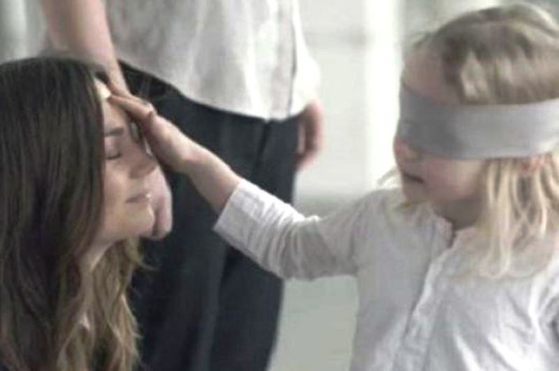 Παιδιά προσπαθούν να βρουν τη μαμά τους χωρίς να βλέπουν! (βίντεο)