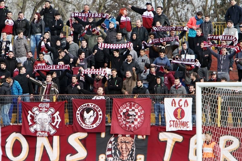 Λάρισα: Καλεί τον κόσμο δίπλα της…