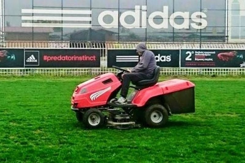 Ο μεγαλομέτοχος που… κάνει τον κηπουρό!