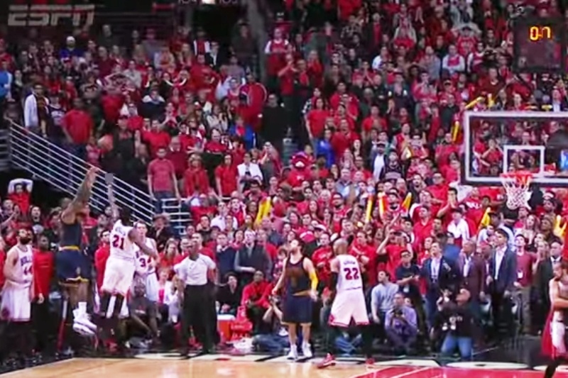 NBA: Top 5 με «Βασιλιά» (video)