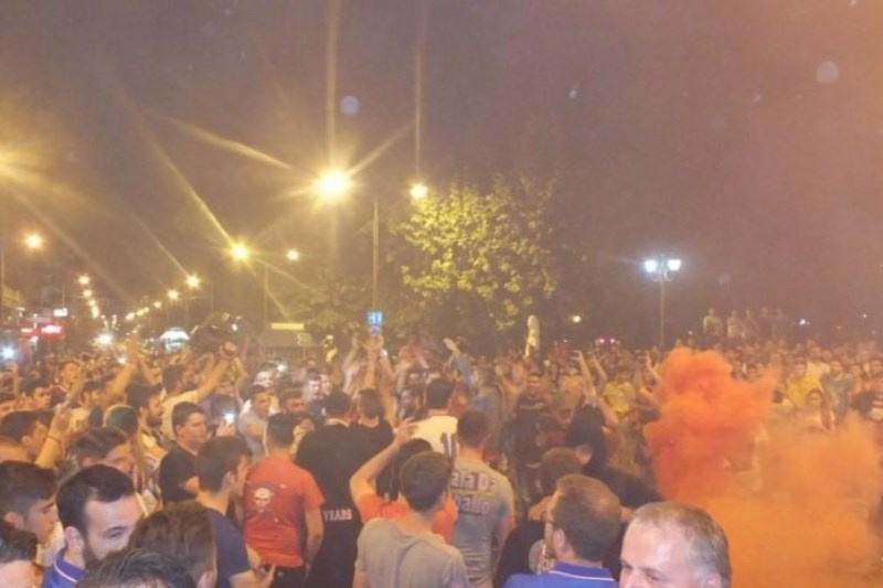 Τρίκαλα: «Κάηκε» η πόλη στην υποδοχή (video)