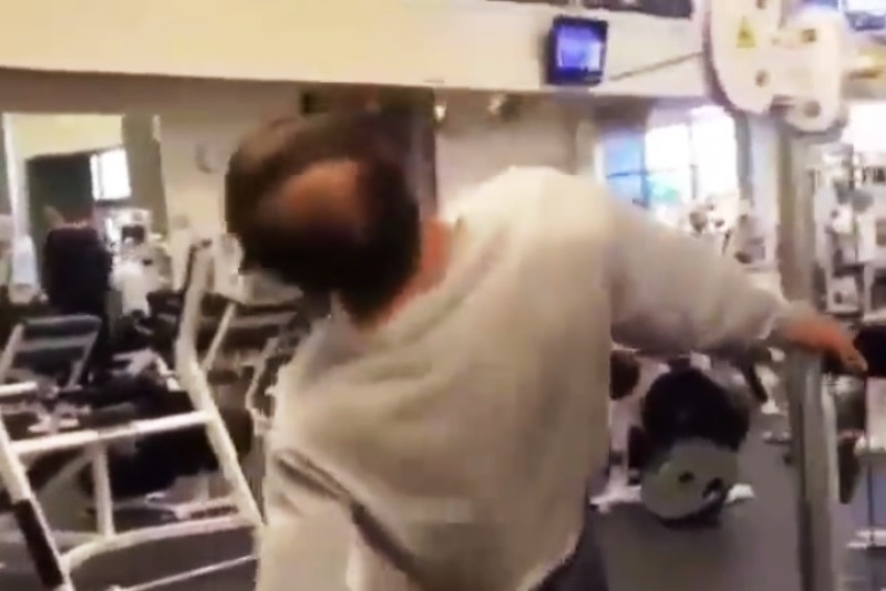 ΑΠΙΣΤΕΥΤΟ: Σηκώνει βάρη με το κεφάλι! (video)