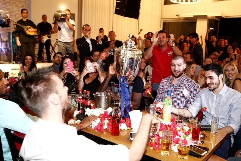 Ολυμπιακός: Το «ερυθρόλευκο» γλέντι (photos)