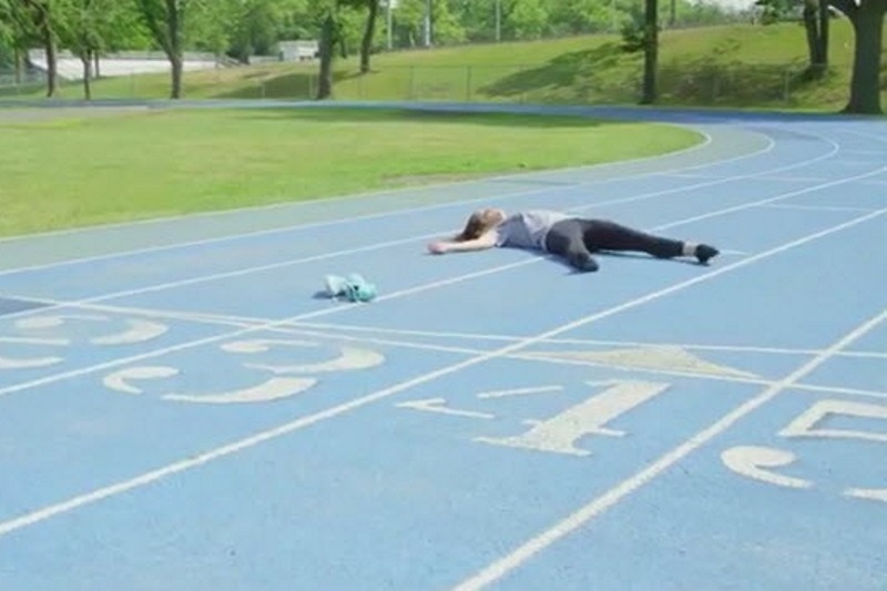 Beer Mile: Μια γυναίκα, πέντε μπύρες και ένα μίλι τρέξιμο! (video)