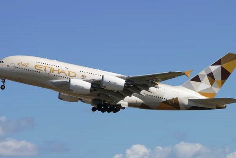 Επεισοδιακή πτήση: Έδεσαν επιβάτη στη θέση του γιατί επιτέθηκε σε αεροσυνοδούς