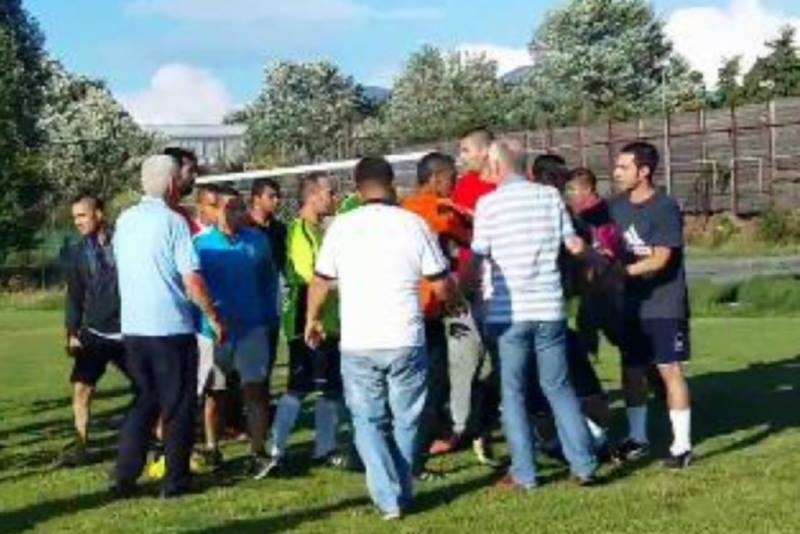 ΝΤΡΟΠΗ ΚΑΙ ΑΙΣΧΟΣ! Απίστευτο ξύλο έπεσε σε ποδοσφαιρικό αγώνα στην Κρήνη! (video)